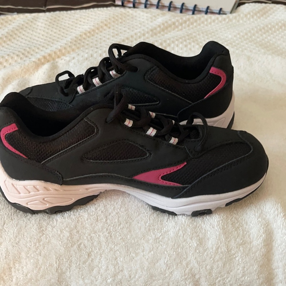 Tennis shoes